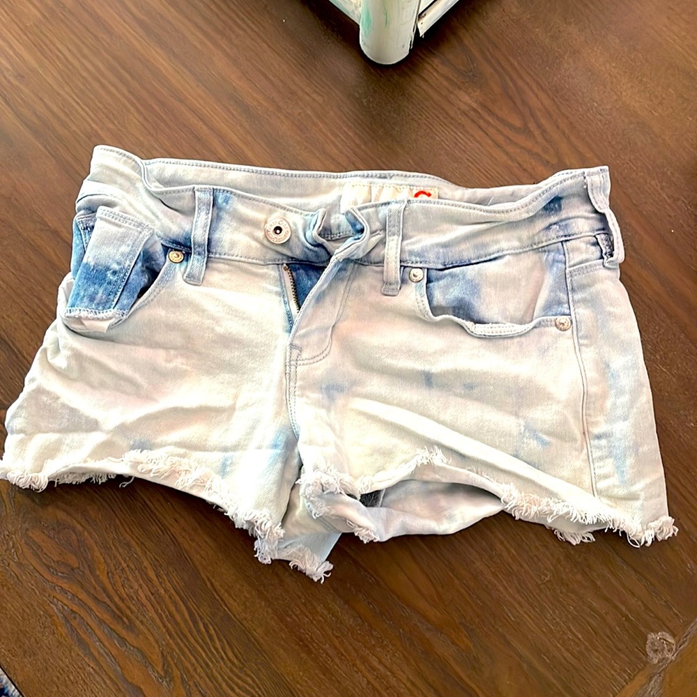 Low rise Guess denim blue light shorts raw hem size 26